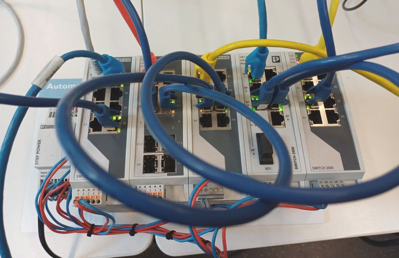 Ein Board mit vielen Kabel und Stecker.